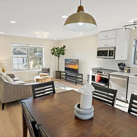 Warm And Bright Home, Metro 1 Min Walk